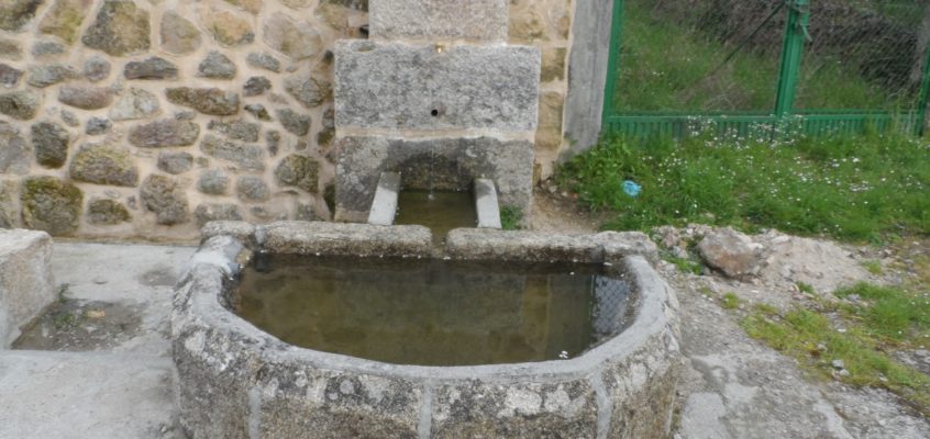 Fonte e lavadoiro do Campo da Igrexa en Olás